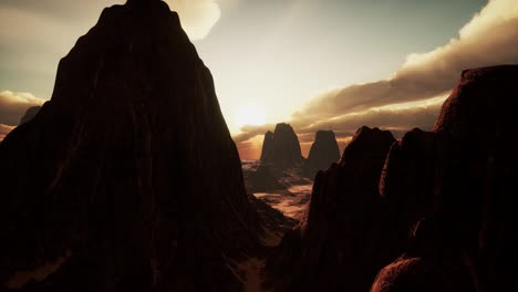 Erstaunliche-Sandsteinformationen-Im-Berühmten-Sonnenuntergang-Im-Monument-Valley